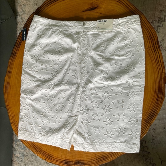 Women's Old Navy Sz 10 Solid White Eyelet Knee Length Skirt NWT - Picture 3 of 9